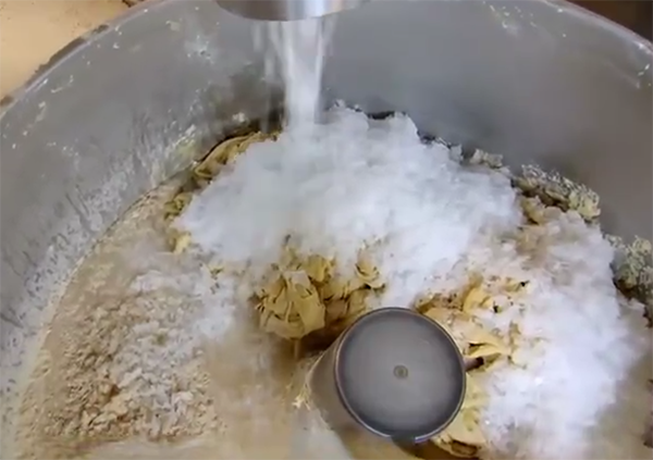片冰机在食品厂面点加工中发挥重要作用